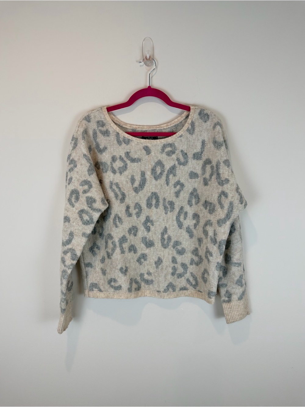 Abercrombie & Fitch Cream and Gray Leopard Crewneck Sweater Size Medium